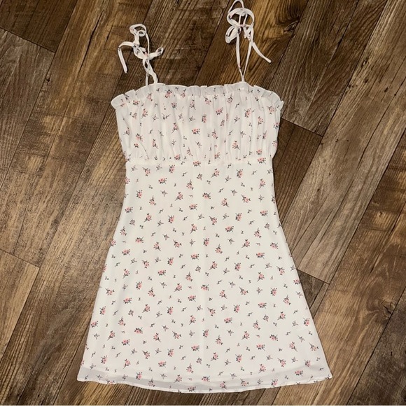 SOLD 💕Lulu’s Be A Wildflower Tie Strap Floral Mini Dress - Picture 2 of 16